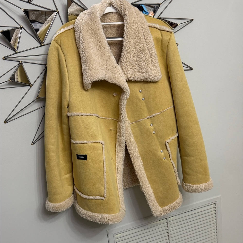Cozy Shearling-Like Jacket Packets Inside And Out… - image 5